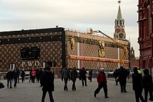 Une gigantesque malle Louis Vuitton sur la place Rouge, indignation à Moscou